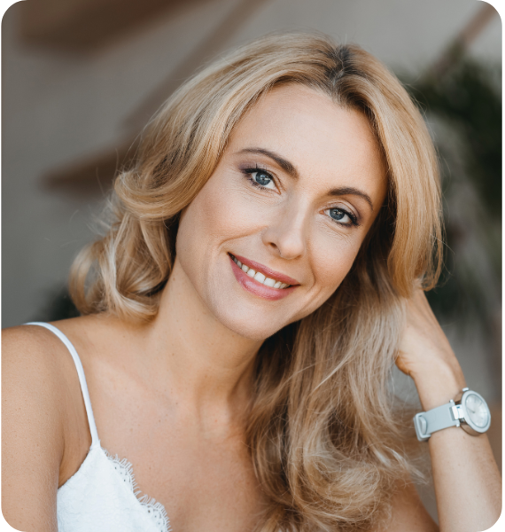 Zufriedene Patientin nach ästhetischer Gesichtsbehandlung in einer Düsseldorfer Schönheitspraxis