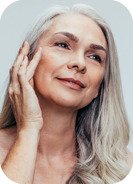 Lächelnde Frau im mittleren Alter nach dem Facelifting in Düsseldorf