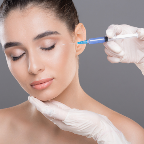 Eine junge Frau mit geschlossenen Augen erhält eine kosmetische Injektion in die Gesichtshaut.